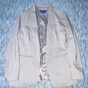 Elegant Beige Women's Blazer. New with tag. Size Medium.
